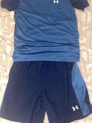 Under armour set - En snygg blå Under armour det från JD. Köpt för 950kr! Mycket bra skick!