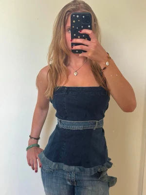 Mörkblå denim tubtopp med volang - Egensydd korsett topp av jeans! Väldigt unik och snygg, passar mig med s och är gjord av mig! Har volanger på nedankanten🌺