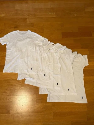 Polo Ralph lauren T-shirts 5 par! - Säljer flera vita t-shirts från Polo Ralph Lauren i slim fit. Klassisk design med rund hals och den ikoniska lilla loggan broderad nertill. Tillverkade i 100% bomull för en skön och luftig känsla. Perfekta till jeans eller shorts för en clean look.