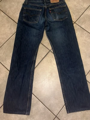 Mörkblå raka Levi's jeans - Klassiska mörkblå 501 jeans från Levi's med rak passform och fem fickor. 