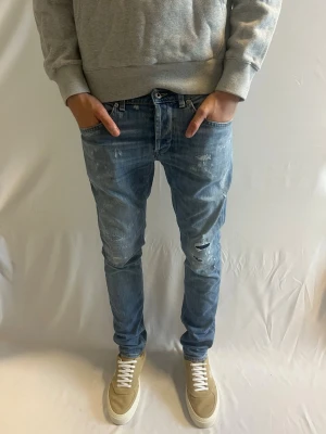 Dondup George Jeans  - Tja! Säljer nu dessa feta ljusblåa Dondup jeans med original slitningar från fabrik. Jeansen är i storlek 33, passar 32-33.                                   Nypris: ca 3000kr.                                                       Säljs för: 699kr.                                                             Tveka inte på höra av er vid intresse eller funderingar!