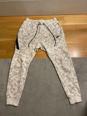 Nike tech camo byxor (Old Season) - storlek M mycket fint skick köpta för att 1200kr nya inte använda super mycket fläckfria 