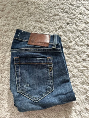 Blå jeans med skinnpatch - Säljer nu mina mörkblå jeans från dondup då dem är för små för mig. Nästan som nya, nästan aldrig använt heller. Bara att skriva om funderingar om jeansen ✍️💬