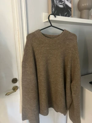 Beige/brun stickad! - Beige/brun stickad tröja från Gina tricot i storlek S!💕💕