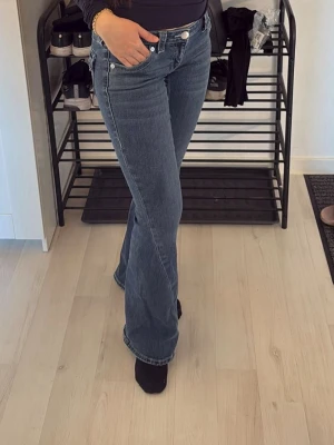True religion jeans  - True religion jeans i färgen Dark Wash, storlek 24 och i modellen joey alltså låg midjade. I absolut topp skick, mycket sparsamt använd. Passar perfekt för mig som är 170 cm, se bild. Vet att många true religion är korta i modellen fast denna är perfekt för den som är längre.