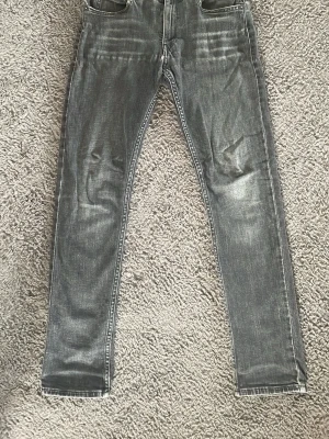 Grå slim fit jeans replay - Snygga grå replay jeans med snygg tvätt. De är i bra skick, lappen är i sådär skick. Storlek 12A 150 vilket motsvarar runt 160. Hör av dig direkt vid frågor eller funderingar!😁