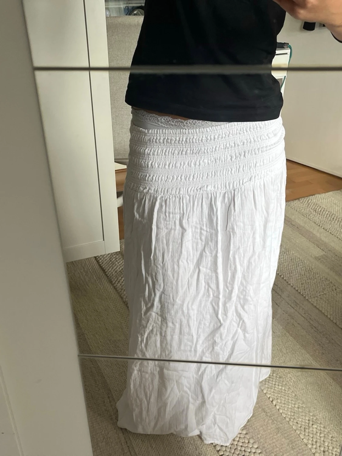 Vit långkjol med smock i midjan - 1