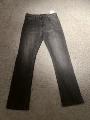 Grå raka jeans från replay - Helt nya replay jeans köpta på kidsbranstore. storlek ser du på bilden! Väldiga baggi och sköna att ha på! Säljer för 650 eftersom dem är helt nya men kan gå med på priser ner till 450 kr 