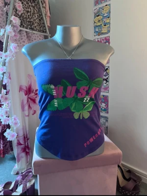 Vintage lila bandeau tubtopp med tryck - Storlek S, passar nog även M. Postar inte med bring
