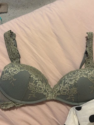 Intimissmi bh  - Pretty flowers gioia super push up bra  Jättefin bh från intimissmi !  Pyttelite slitage se bild 2, några trådar som typ lossnat  Nypris 560kr!