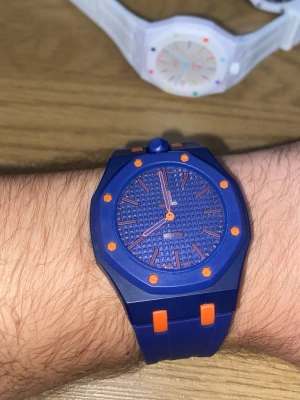 Royal Pop mörkblå/ orange  - Unik klocka. Kommer med gummi armband och lanyard. Fraktar samma dag. Pris går att diskutera. Finns endast 1 kvar.