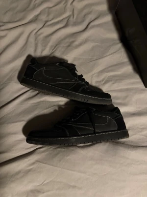 Travis jordan 1 phantoms - Säljer mina travis scott jordan 1 low phantoms, de är sparsamt använda och har extremt mycket liv kvar i sig. Hojta till vid funderingar:)