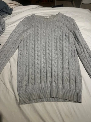 Ljusgrå tröja John Henric - Snygg ljusgrå tröja från John Henric. Tröjan har rund halsringning, långa ärmar och ribbade muddar vid ärmslut och nederkant. Köpt för 1499 kr säljer den för 899