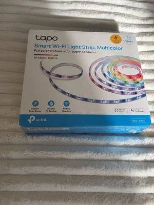 Tapo Smart Wi-Fi LED-list multicolor - Säljer en Tapo Smart Wi-Fi Light Strip från tp-link, modell L920-5. LED-listen är 5 meter lång och kan visa 16 miljoner färger. Styrs via app och funkar med Google Assistant. Perfekt för att skapa stämning med färgglad belysning.