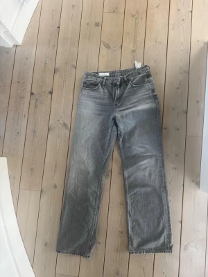 Wide leg - Zara Jeans  - Garderob utrensning! Säljer billigt för att jag gärna vill bli av med det snabbt 💕 Inga skador eller hål i jeansen men dom är använda och tvättade några gånger! 