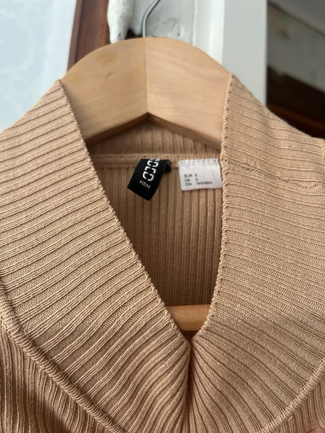 Beige ribbad stickad polotröja - 2