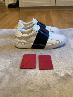 Valentino opens - Storlek:37                                                          Skick:9/10                                                     Nypris: 8300kr                                        Ingår:dustbag och valentino lapp                                  100% autenticitet                                           Pris kan sänkas vid snabb affär