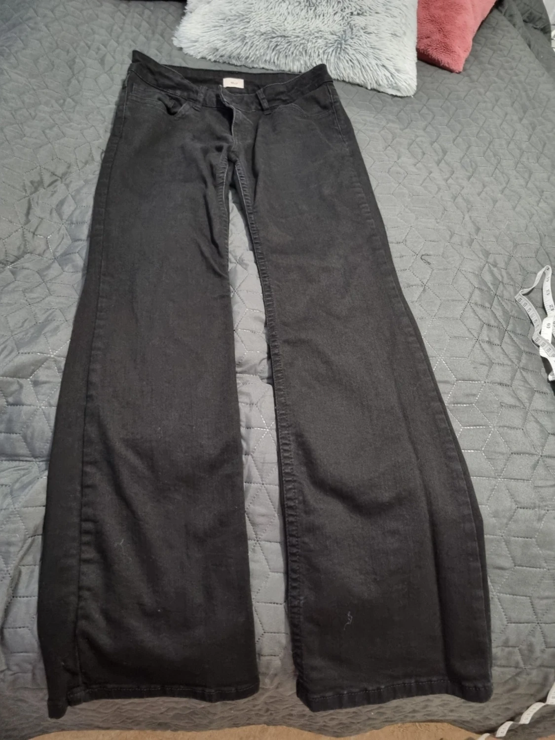 Svarta utsvängda jeans från Nelly