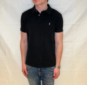 Polo Ralph Lauren Custom Slim Fit Polo Black Men's - Svart pikétröja i bomull, custom slim fit, begagnad i mycket bra skick.