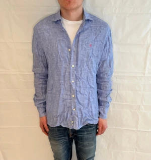 Morris Linen Shirt Light Blue Men's - Ljusblå herrskjorta från Morris i bomull, begagnad i mycket gott skick.