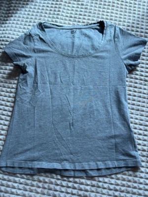 Ljusgrå basic t-shirt - En enkel ljusgrå t-shirt med rund halsringning och korta ärmar. Passar till mycket. 