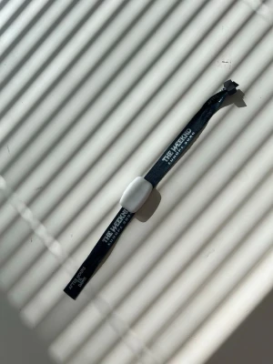 The Weeknd Europe 2026 tygarmband - Säljer ett svart tygarmband från The Weeknds Europaturné 2026. Armbandet har vit text och en vit plastdetalj som lås. Perfekt för dig som vill ha ett minne från konserten eller gillar unika accessoarer.