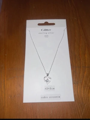 Nytt halsband ifrån glitter  - Aldrig använt köpt för 299 kr