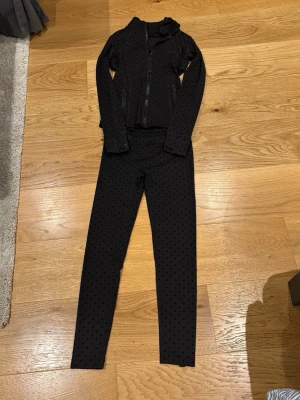 Träningset - Träningset, liknar lululemon, svart med prickar