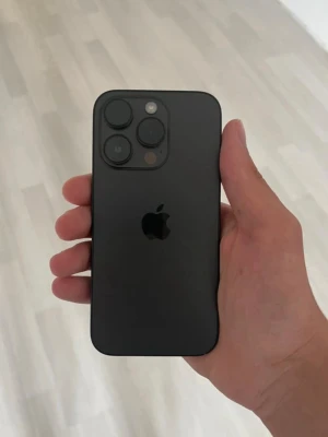 iPhone 14 Pro - 10/10 skick.  ingen repa eller spricka (Som helt ny).  Skärmskydd har funnits sen mobilen köptes.  MagSafe Skal finns på.  77% Batterihälsa.  Kartongen till mobilen ska finnas.  Orginala delar.  Mycket Stark och bra mobil, batteriet räcker väldigt länge. Dessutom PRO modell vilket är effektivare modell.