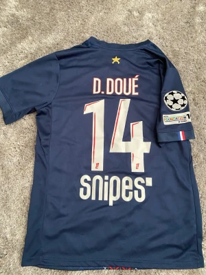 PSG Tröja - Säljer en sprillans ny Psg tröja med D.DOUÉ i storlek M 