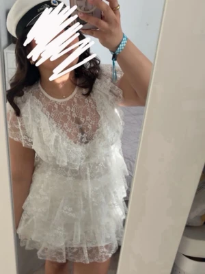 Studentklänning  - Säljer min jättefina studentklänning ifrån bubbelroom! Köpt på vinted och använd 1 gång av mig, inga defekter eller så💕