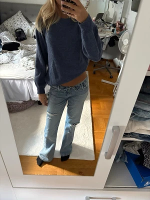 Blå stickad object tröja  - Knappt använd och i fint skick!
