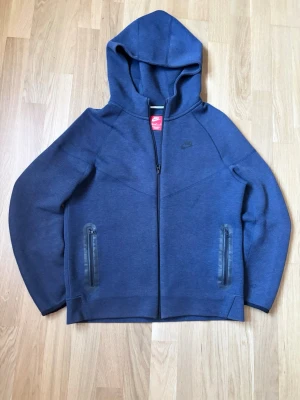 Mörkblå hoodie från Nike - Nike tech hoodie från 2025 års modell. Storlek 158-170. Passar till det mesta. Bara att fråga vid funderingar. Priset kan absolut diskuteras 