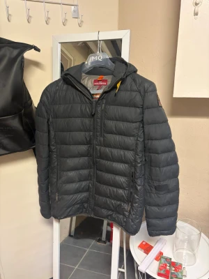  Parajumpers svart dunjacka  - Säljer en svart dunjacka från Parajumpers. Jackan är i andvänt men bra skick. Defekt på höger dragkedja annars ska de inte finnas nått mer att klaga på. Tar emot bud!🌟