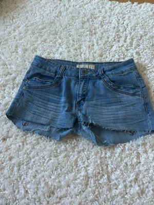Vintage jeansshorts   - Köpta på vinted! Priset går att diskutera 🙏🩷midjemått: 35cm rakt över 