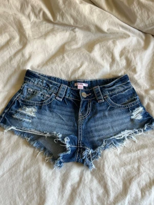 Jeansshorts  - Säljer mina fina jeans shorts från gina som tyvärr blivit för små. Storlek xxs men passar xs också. Inte använt så mycket💕