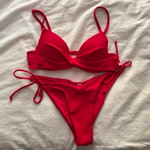 Röd bikini - Superfin bikini <3 överdelen är i storlek 70A och har reglerbara band, underdelen är i XS och har knytband