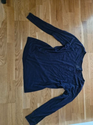 Mörkblå långärmad tröja - Mörkblå långärmad tröja från frk. Tröjan är jättefint basplagg Den är i storlek xl men funkar bra att ha som oversized för mindre storlekar Pris kan diskuteras