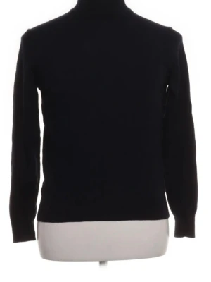 Suitsupply svart polotröja i merinoull (L)  - Klassisk svart stickad polotröja ifrån Suitsupply i merinoull med lång ärm och ribbade muddar. Tröjan har en hög krage och är tillverkad i ett mjukt, tunt material som passar perfekt för lager på lager. Enkel och stilren design utan synliga loggor eller detaljer.