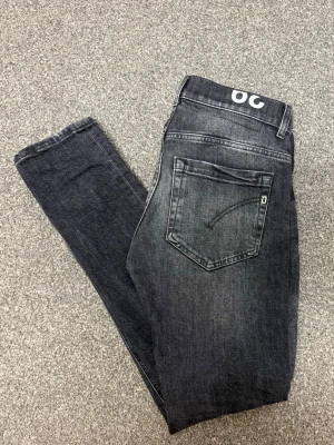 Dondup Jeans George - Dondup Jean i modell George - Populäraste jeansen på hela Plick.🤩 Nypris = 4000kr Super bra skick utan defekt (9/10). 