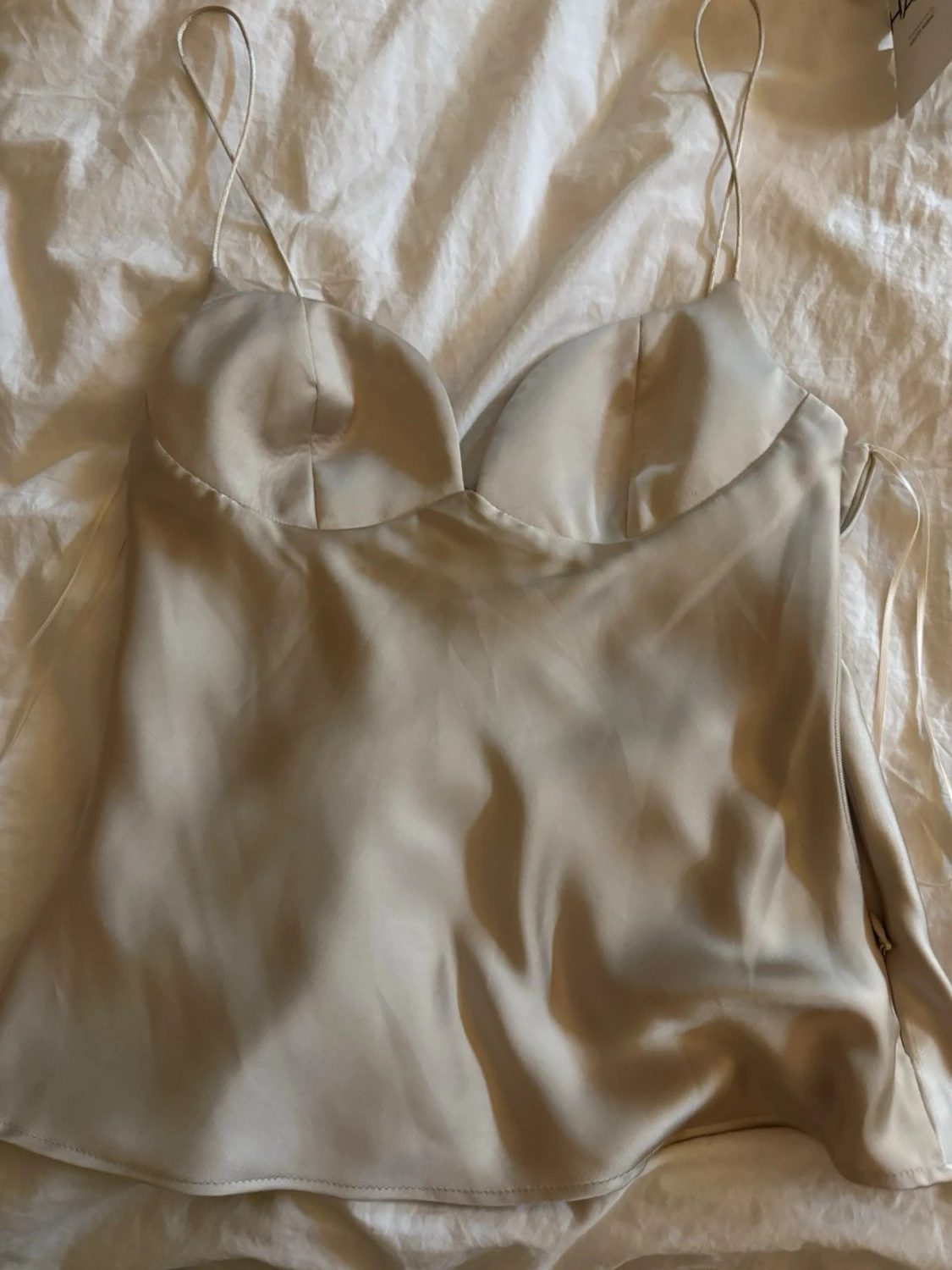 Champagnefärgad satin linnetopp