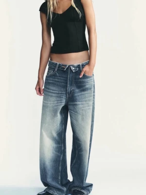 Svart topp  - Snygg svart croppad topp med djup v-ringning och korta ärmar. Toppen har en figurnära passform och är tillverkad i ett mjukt material som känns bekvämt mot huden. Perfekt att styla med jeans eller kjol för en trendig look.
