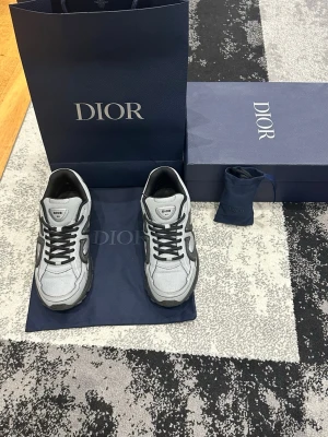 Dior b30  - Jättefina dior skor, perfekta nu till sommaren, skriv för eventuella frågor! 