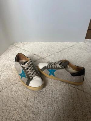 Golden goose skor - 7. SALE UTFÖRSÄLJNING! ÄKTA Golden Goose superstar i fin colorway strl 42. Skicket är bra men finns små tecken på användning. Vi säljer inga kopior!