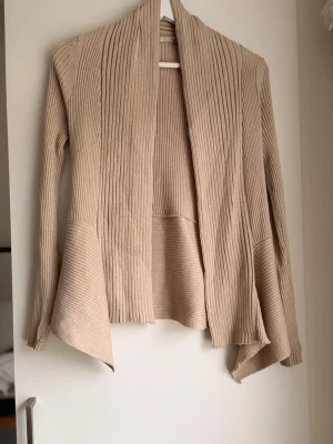 Beige ribbad kofta - Använd en gång 