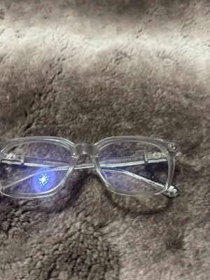 Chrome Hearts Glasögon (Blue light) - Glasögonen har silvriga detaljer vid gångjärnen som ger en cool touch. Perfekta för dig som vill sticka ut med en modern och stilren accessoar.