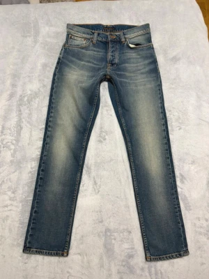 Nudie jeans grim tim - Ett par feta nudie Grim Tims (Rak passform) med sjuka fades i extremt bra skick och i storlek 31/32. Kom privat vid minsta lilla och pris går givetvis att diskutera🍾