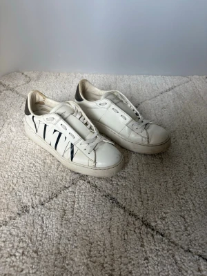 Valentino open - SALE UTFÖRSÄLJNING! ÄKTA Valentino Opens i strl 38. OG dustbags & kort + kuvert medföljer. Vi säljer inga kopior!
