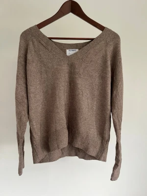 Old Navy SoSoft V-ringad stickad tröja - Old Navy SoSoft V-ringad stickad tröja Storlek: S Passform: Relaxed fit Krage: V-ringad Material: 53% Bomull, 24% polyester, 20% nylon, 3% elastan Skick: Tröjan är i ett väldigt fint skick utan defekter  Nypris cirka: 500 kr