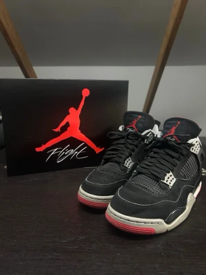 Jordan 4 Bred - Jordan 4 Bred i storlek 42,5 / US 9  Köpta på re-releasen 2019. Autentiska, kommer med box  Bra begagnat skick. Finns normala tecken på användning. Inga hål, revor eller dålig lukt.